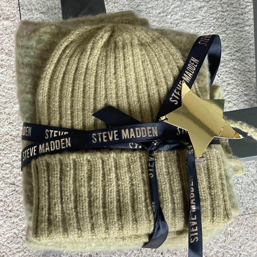 Olive Green Steve Madden Scarf and Hat Set. Brand new, never worn!